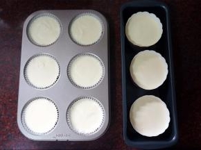 将大号纸杯垫放入大号6连杯马芬蛋糕模具中，倒入蛋糕糊，8分满即可。