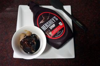 将巧克力酱与白豆沙混合均匀。