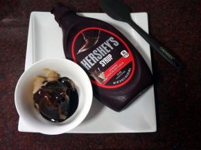 将巧克力酱与白豆沙混合均匀。