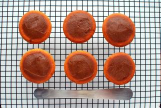 在每个戚风蛋糕表面抹上巧克力豆沙，表面抹平整。