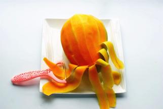 先将芒果去皮，刨去半个皮屑即可。