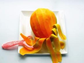 先将芒果去皮，刨去半个皮屑即可。