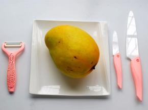 准备一个不太熟（容易烂）也不太生（卷不了）的大肉芒以及一套柰瓷刀具。