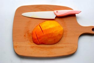 将果肉切成3毫米左右的薄片，如图。