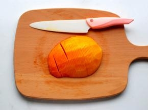 将果肉切成3毫米左右的薄片，如图。