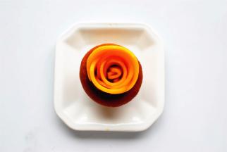 取头部略小的芒果片卷起，摆出花芯。中间较大的芒果片，摆出外围，越往最外层，越要摆得错落有致。