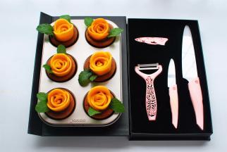 按照上述的做法，把全部杯子蛋糕装饰好。