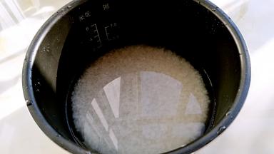 大米淘洗干净，开始蒸饭。