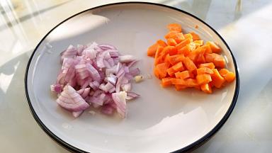 洋葱胡萝卜切碎丁。