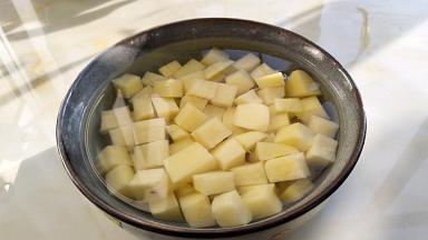 土豆切块，清水寝泡10分钟。