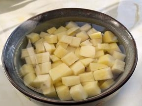 土豆切块，清水寝泡10分钟。