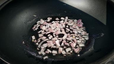 锅中放入油烧热，放入洋葱丁小火煸炒出味。