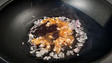 放入咖喱酱煸炒出味。