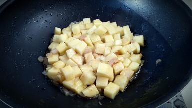 倒入土豆翻炒几下。