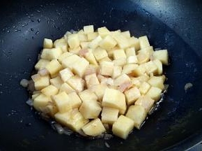 倒入土豆翻炒几下。