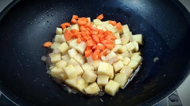 倒入胡萝卜块拌匀。