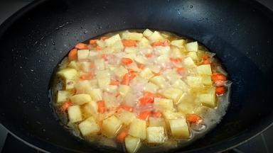 加入清水，和食材齐平。