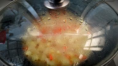 盖上锅盖小火烧8分钟左右。