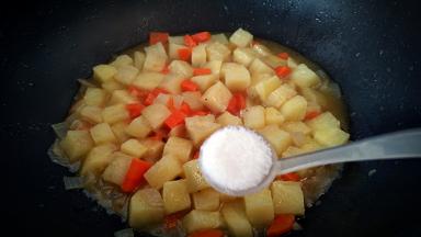 调入盐大火收汁。