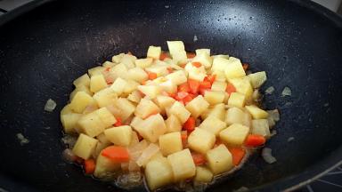 烧制汤汁浓厚即可出锅。