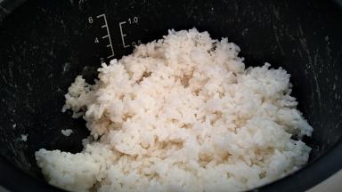 米饭也已经蒸好，趁热拌匀。