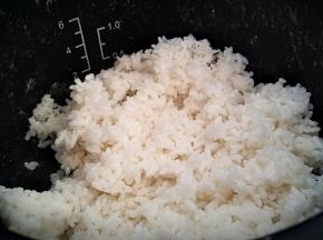 米饭也已经蒸好，趁热拌匀。