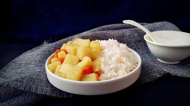 咖喱土豆和米饭一起盛盘即可食用。