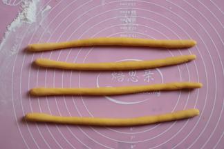 分别搓成均等的粗细、长条