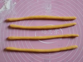 分别搓成均等的粗细、长条