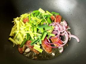 放入芹菜、洋葱、蒜苗翻炒片刻。