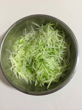 萝卜洗净，用刨丝器刨成细丝备用！