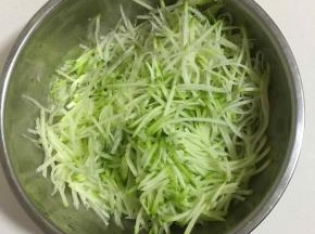 萝卜洗净，用刨丝器刨成细丝备用！