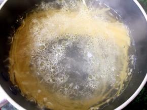 放入意面煮8-10分钟。