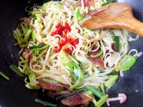 再加入适量辣番茄酱翻炒片刻即可。