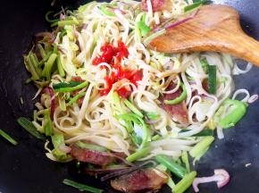 再加入适量辣番茄酱翻炒片刻即可。