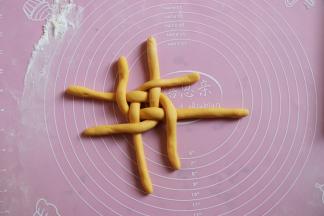 先单数（一共8份）顺时针压着双数