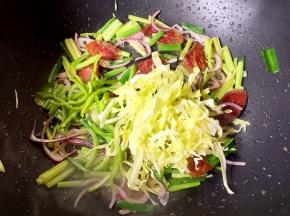 放入白菜翻炒片刻。
