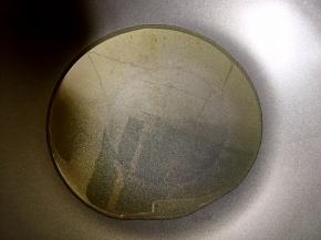 热锅倒油烧至八成热。