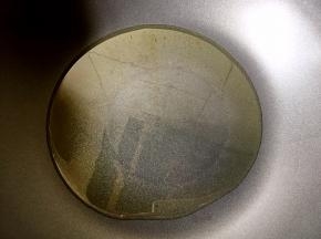 热锅倒油烧至八成热。