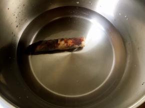 另取锅煮香肠。