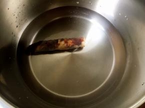 另取锅煮香肠。