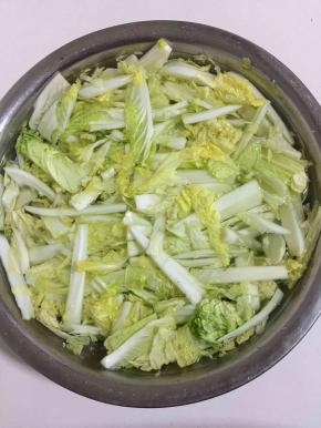 大白菜撕成条(或者切成条)放在盐水中浸泡6个小时。(如果觉得浸泡时间太长麻烦，也可以直接在大白菜上撒少许盐拌匀腌制半个小时！)