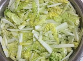 大白菜撕成条(或者切成条)放在盐水中浸泡6个小时。(如果觉得浸泡时间太长麻烦，也可以直接在大白菜上撒少许盐拌匀腌制半个小时！)