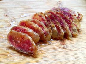 香肠切片。（不着急等香肠凉了再切，我是烫的时候切的，有点厚嘿嘿）