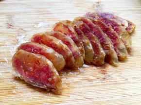 香肠切片。（不着急等香肠凉了再切，我是烫的时候切的，有点厚嘿嘿）