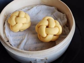 冷水上锅，中火蒸8-10分钟左右，继续焖3分钟再开锅盖即可