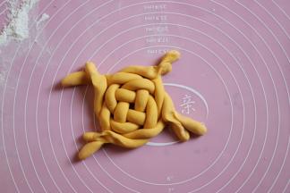 分别四个捏紧如图