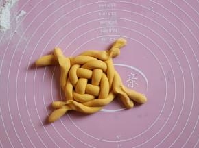 分别四个捏紧如图