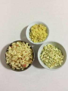 蒜瓣拍碎切成蒜蓉，生姜切成末，苹果切成小粒备用！