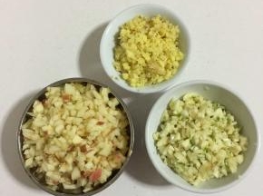 蒜瓣拍碎切成蒜蓉，生姜切成末，苹果切成小粒备用！